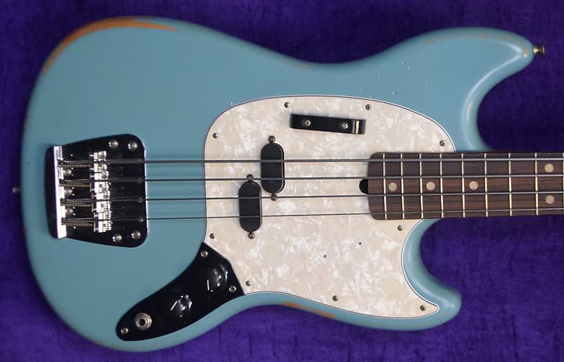 цена Fender Mustang Justin Meldal-Johnson Short Scale, Daphne Blue с розовым деревом Fender Mustang Justin Meldal- Short Scale, with Rosewood