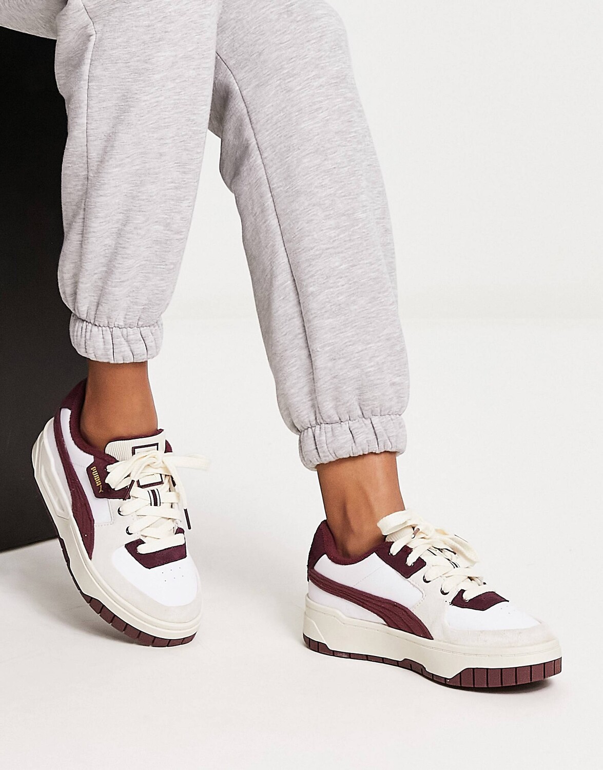 

Бело-бордовые массивные кроссовки Puma Cali Dream