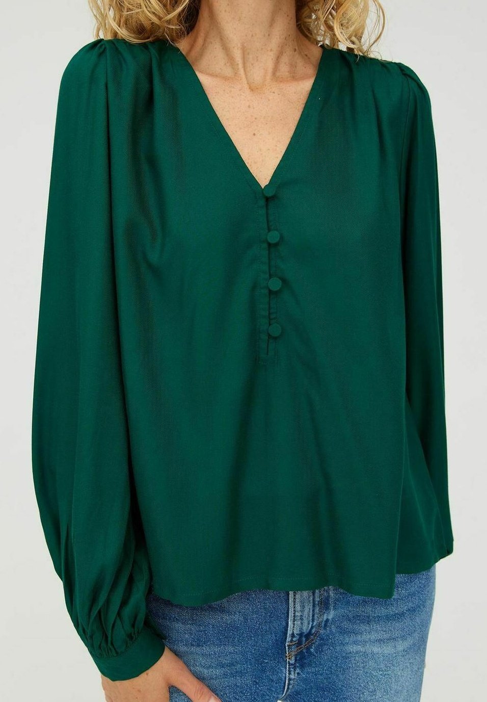 Блузка mbyM с глубоким вырезом, зеленый