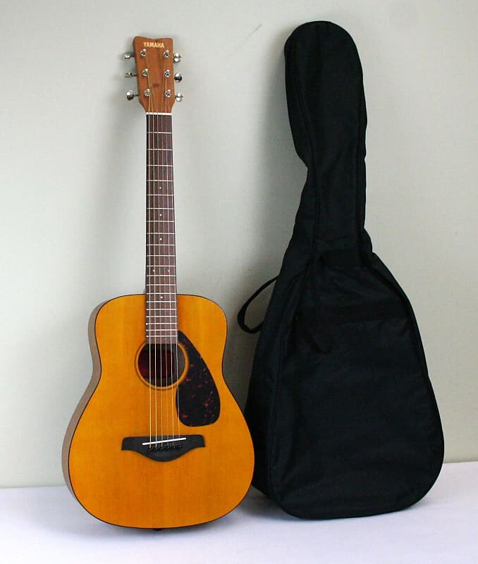 

Фольклорная мини-гитара Yamaha JR1 в масштабе 3/4 с сумкой для переноски