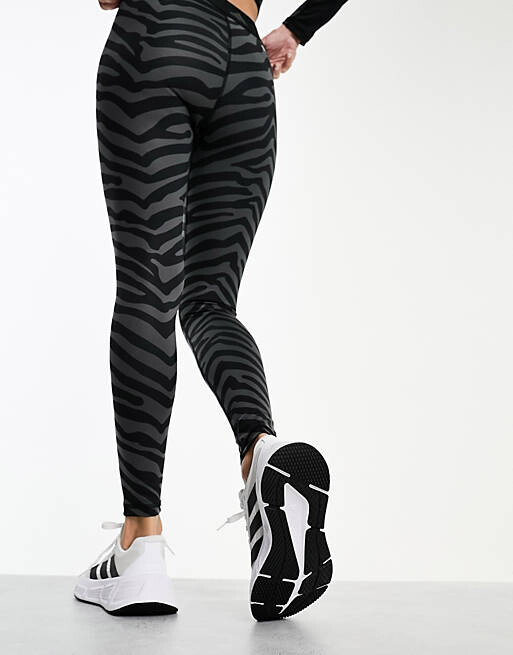 

Белые кроссовки adidas Running Questar 2