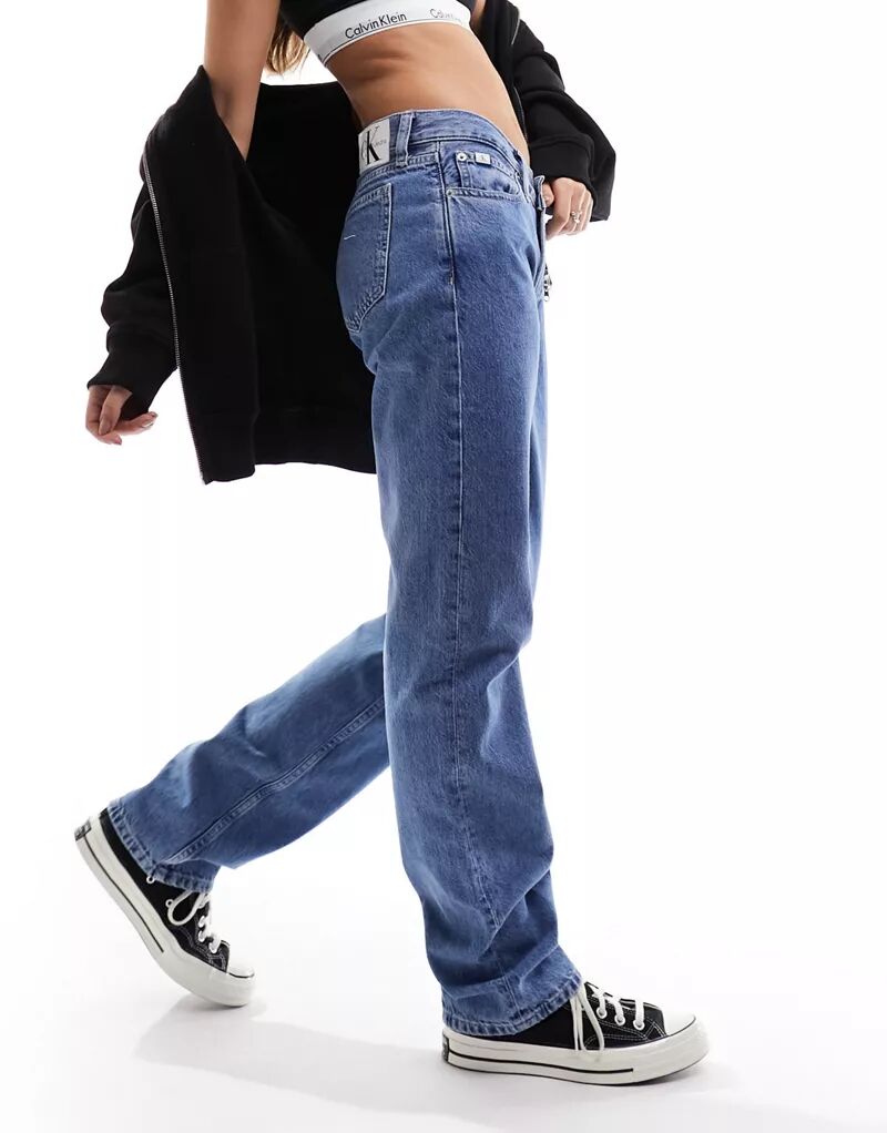 цена Джинсы прямого кроя с низкой посадкой Calvin Klein, средней стирки