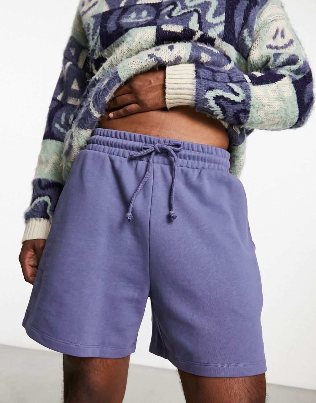 

Фиолетовые шорты оверсайз с текстовым принтом ASOS DESIGN