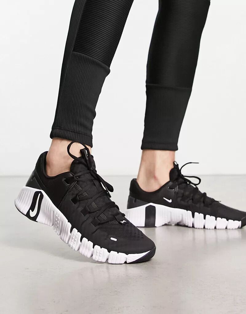 

Черно-белые кроссовки Nike Free Metcon 5