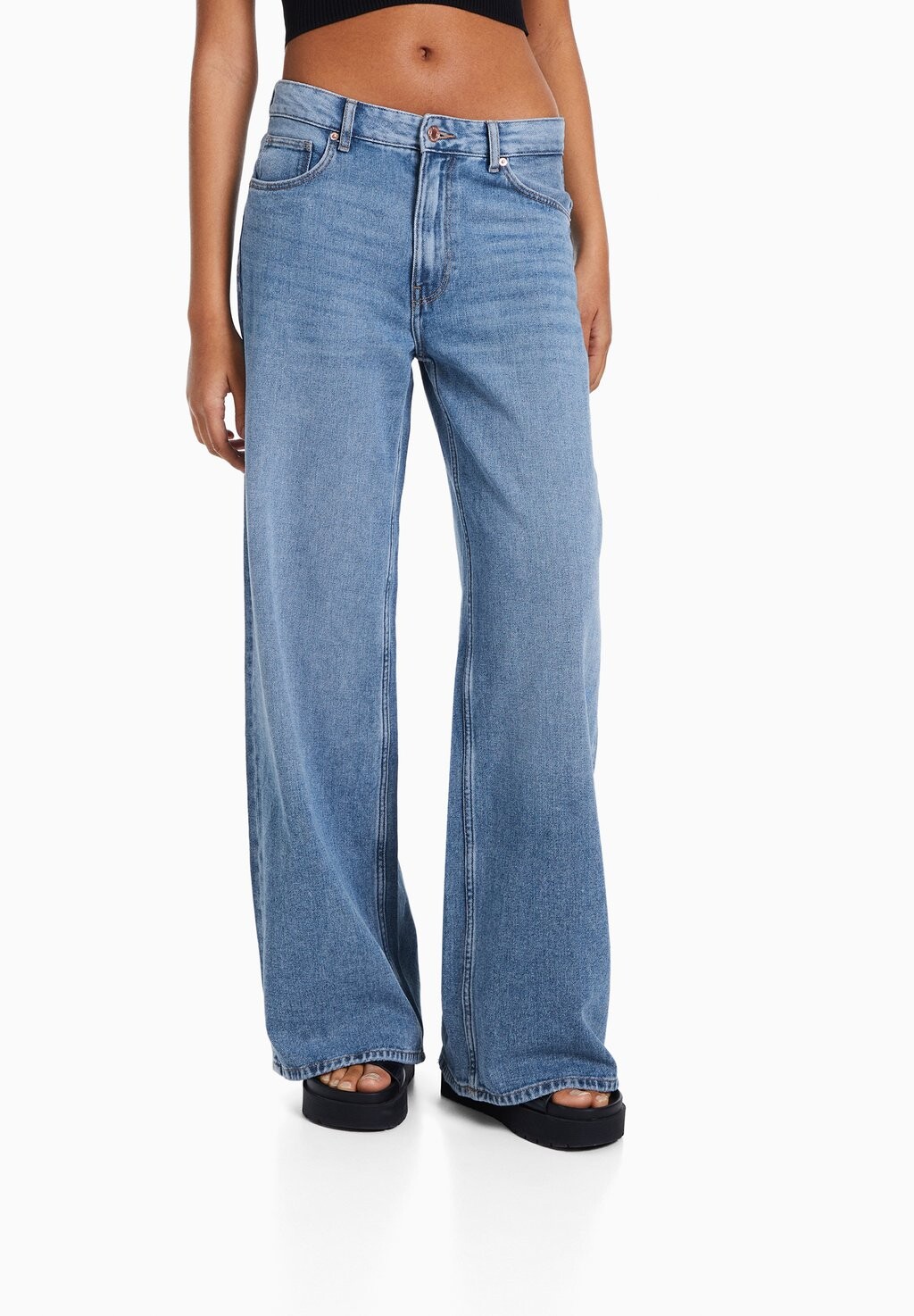 

Расклешенные джинсы Bershka
