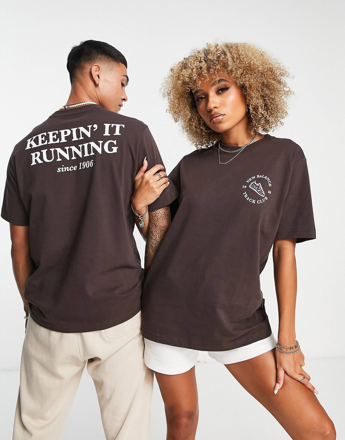

Темно-коричневая беговая футболка унисекс New Balance — эксклюзивно для ASOS, Коричневый