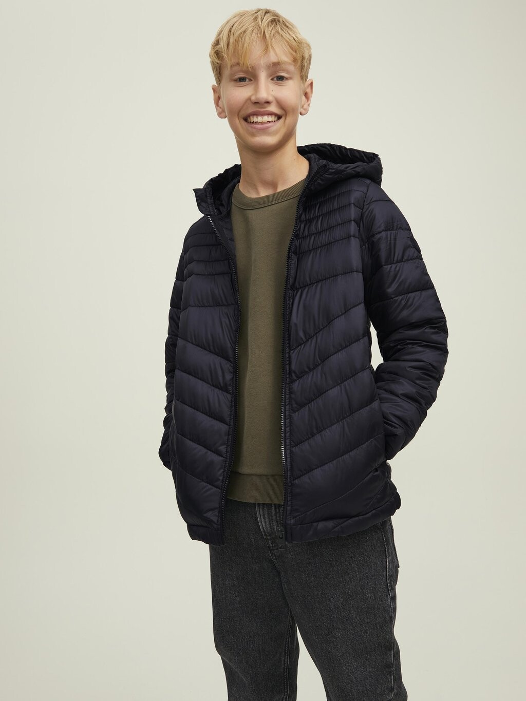

Легкая куртка JJEHERO PUFFER HOOD Jack & Jones Junior, цвет black