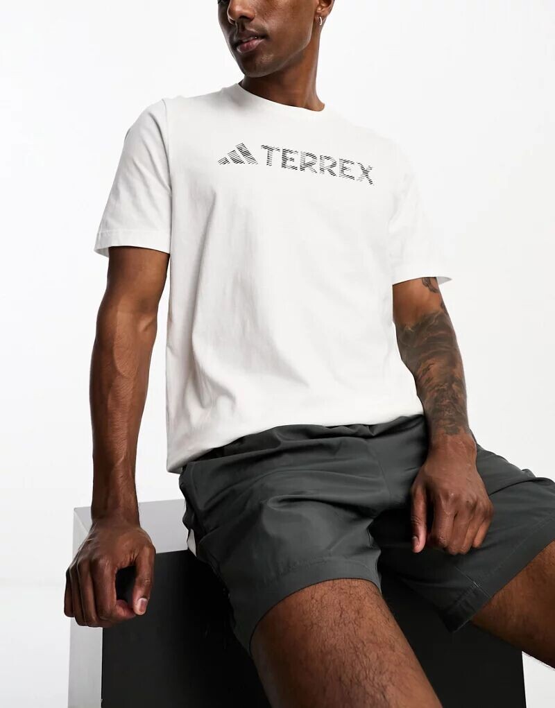 

Серая футболка с графическим принтом adidas Outdoor adidas performance