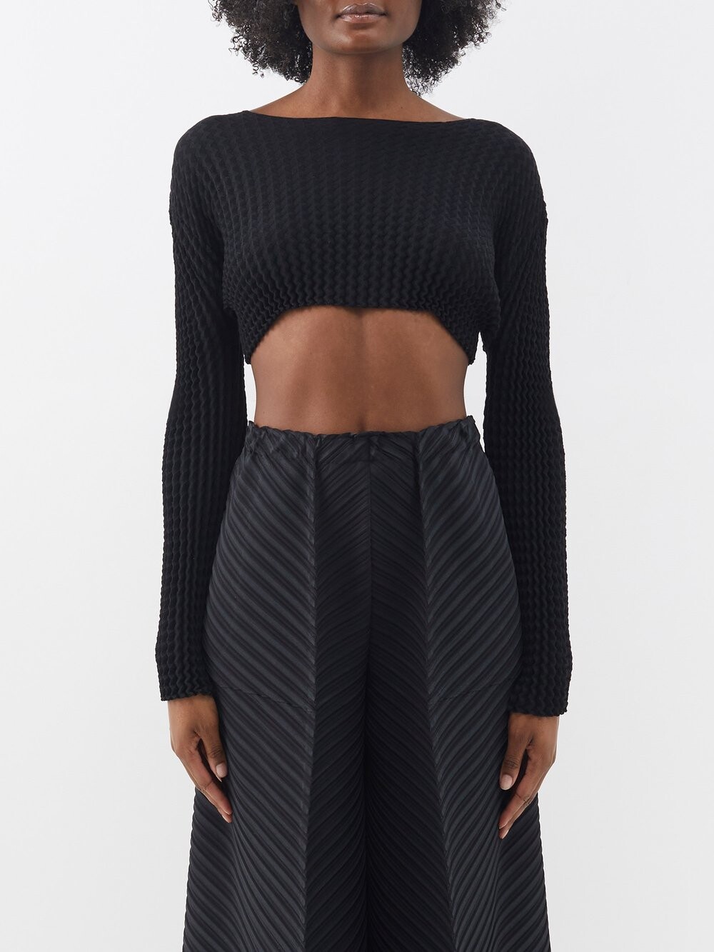 

Укороченный топ из технического джерси со складками Issey Miyake, черный