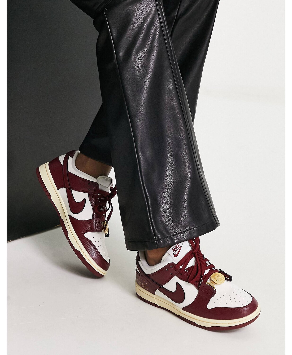 

Бело-красные кроссовки Nike Dunk