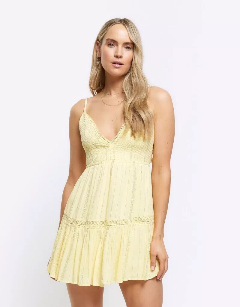 

Желтое пляжное платье мини со сборками River Island