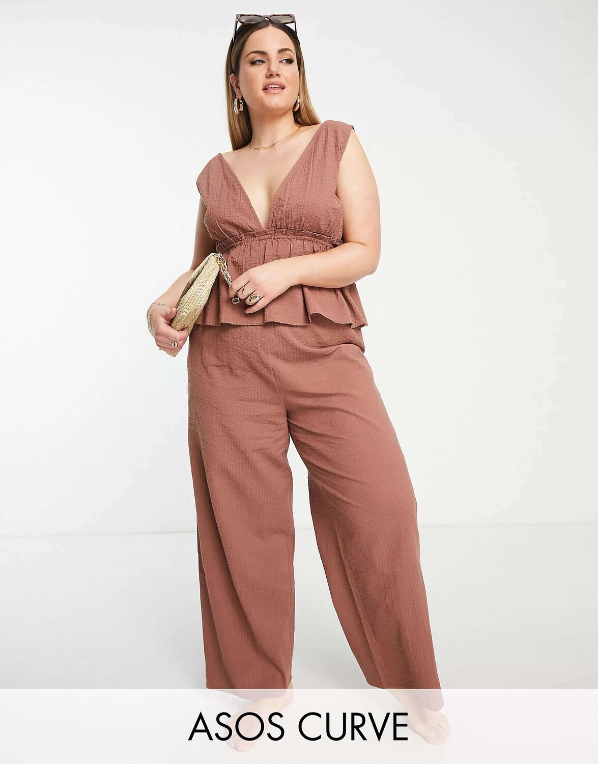 

Коричневые пляжные широкие брюки из сирсакера ASOS DESIGN Curve