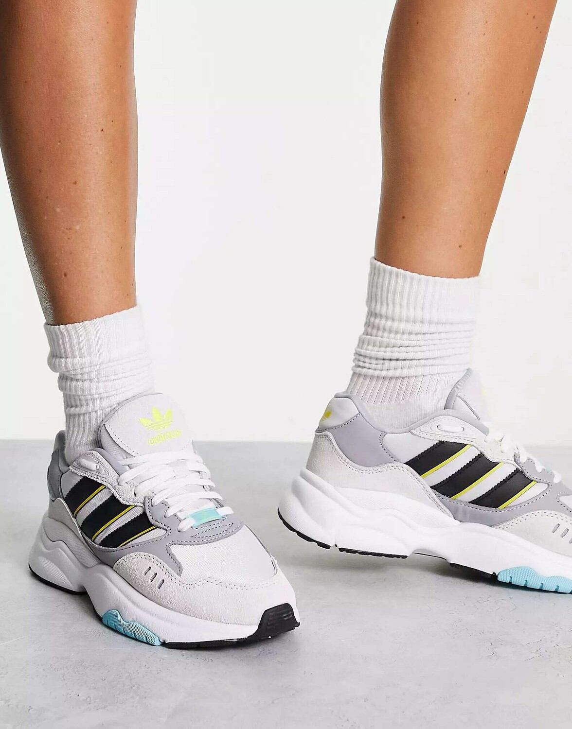 

Бледно-серые кроссовки adidas Originals Retropy F90 с синими деталями