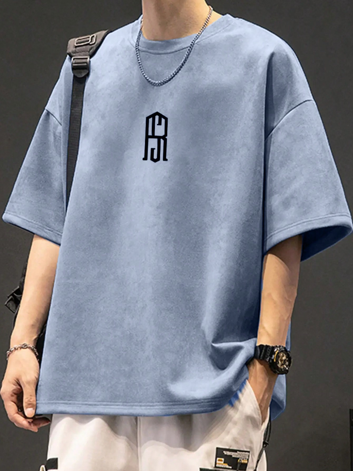 Мужская футболка с заниженными плечами и буквенным принтом, пыльный синий