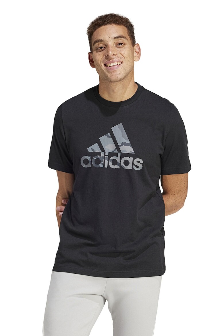 

Хлопковая футболка с камуфляжным значком Adidas Sportswear, черный