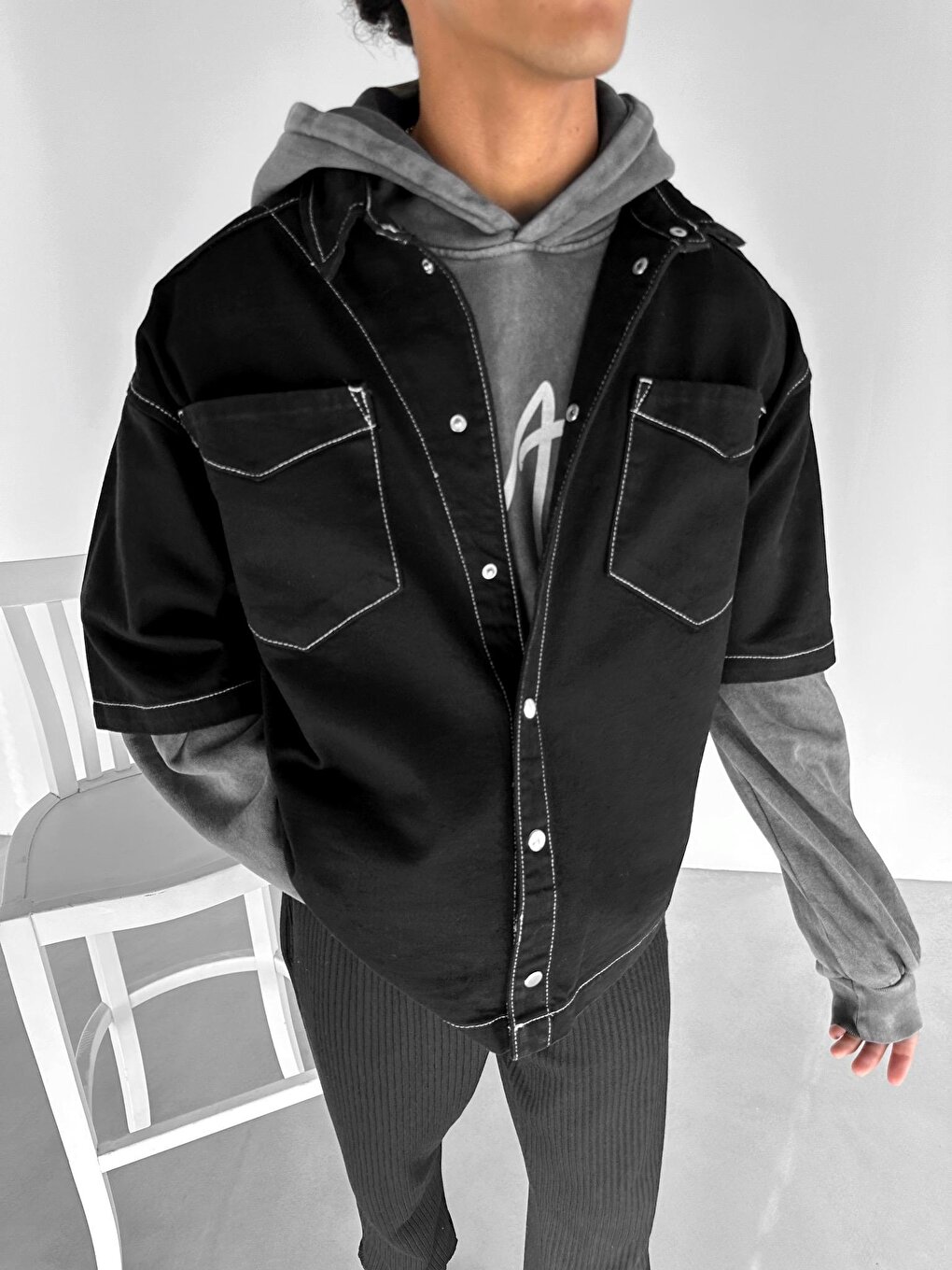 цена Джинсовая куртка оверсайз с прострочкой, черная ablukaonline