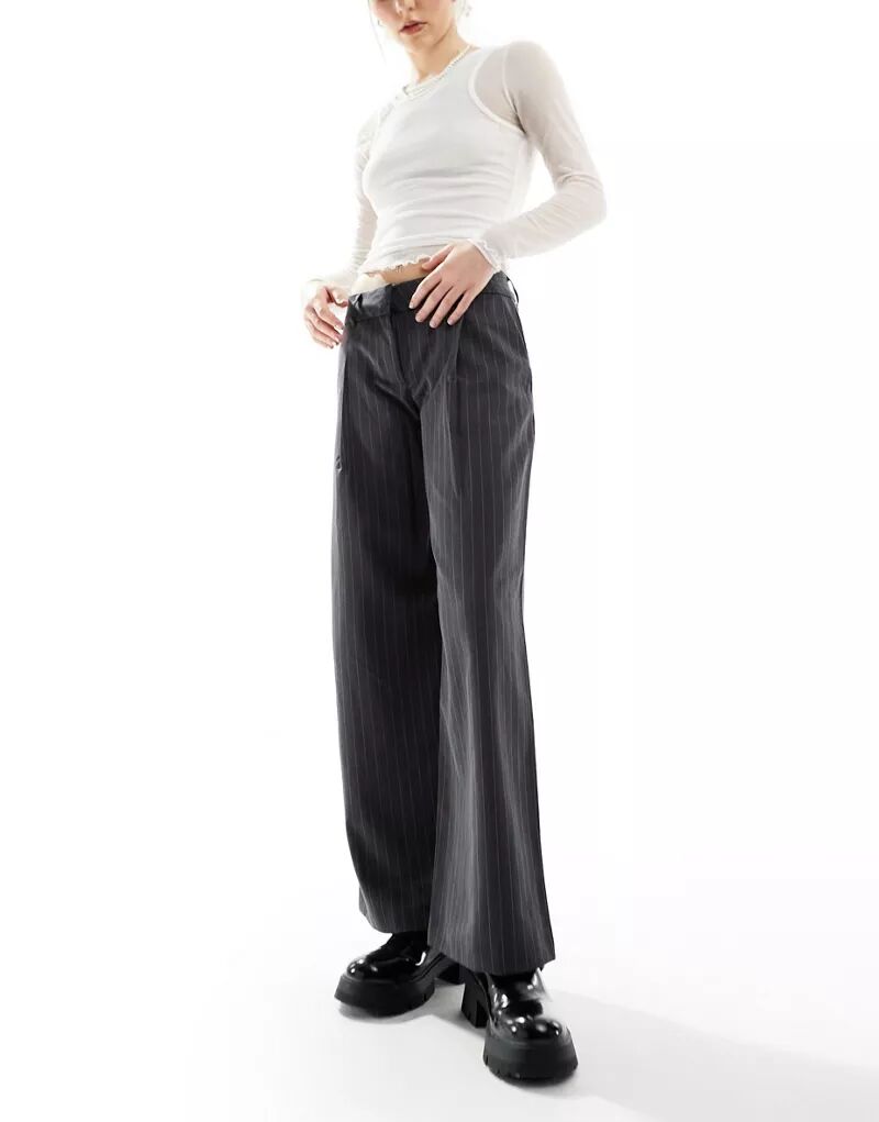Monki – элегантные зауженные брюки серого цвета в тонкую полоску