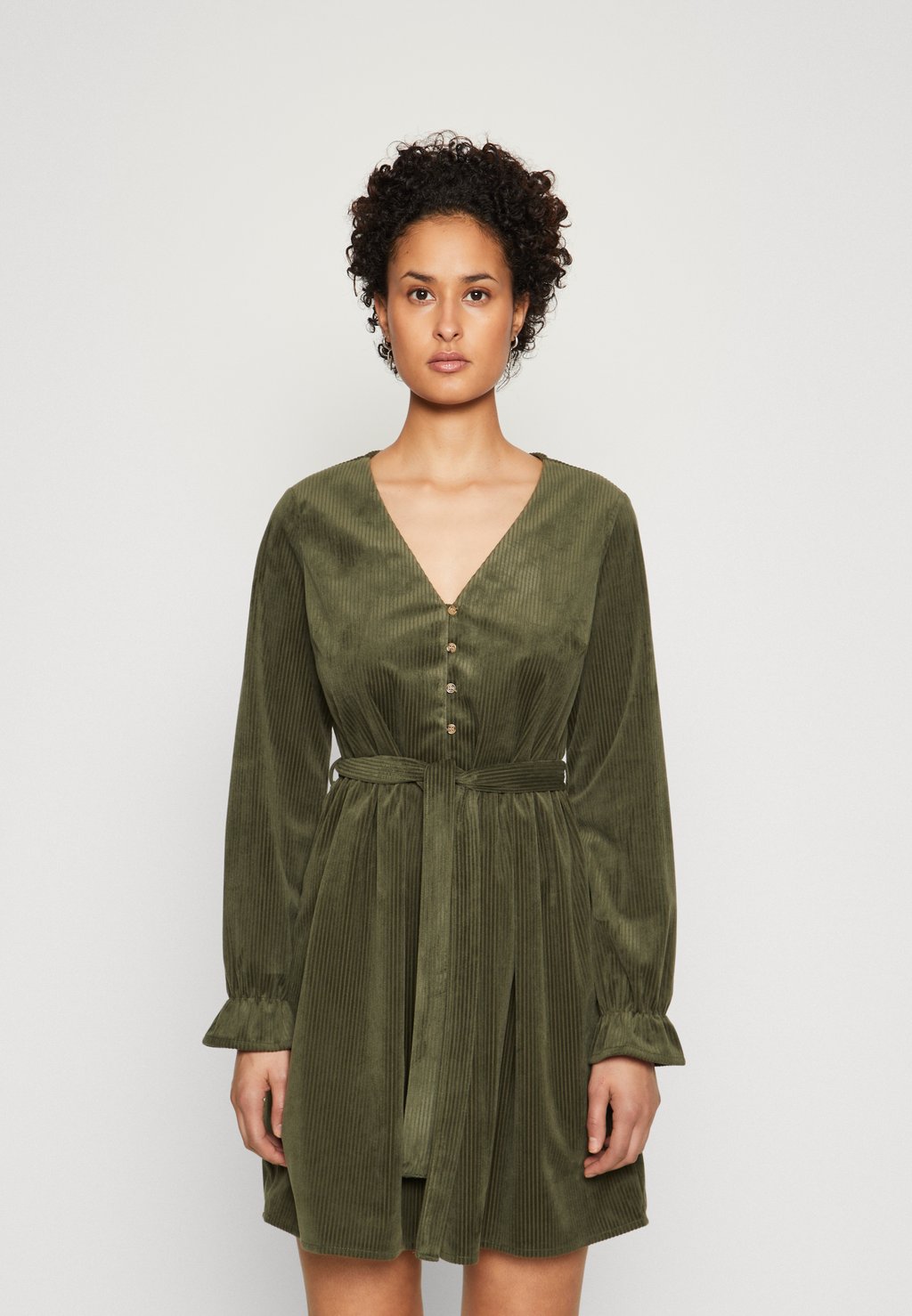 

Платье Camisero Vero Moda VMNINA КОРОТКОЕ ПЛАТЬЕ НА ПУГОВИЦАХ, цвет forest night