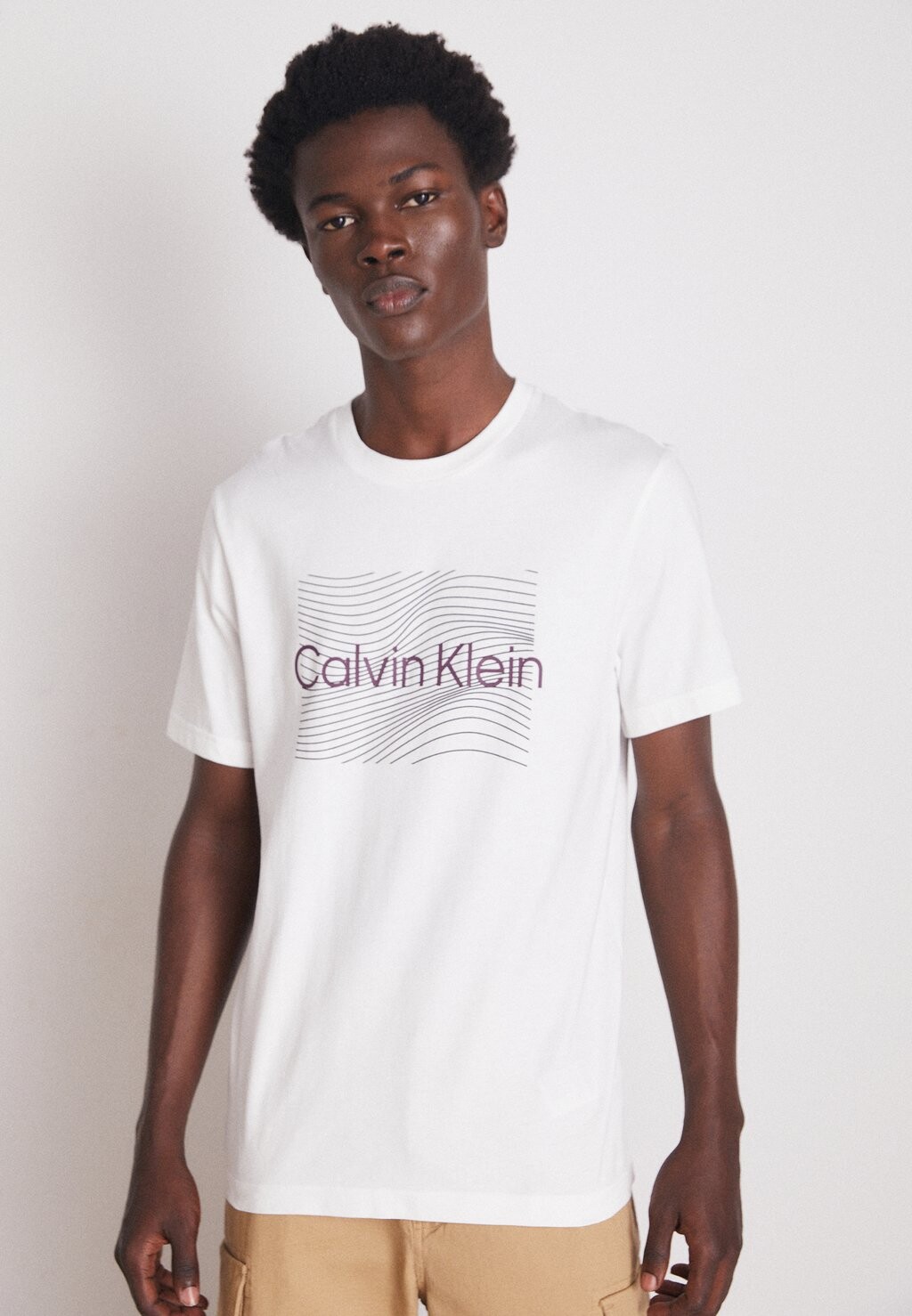 

Футболка с принтом Calvin Klein, белый