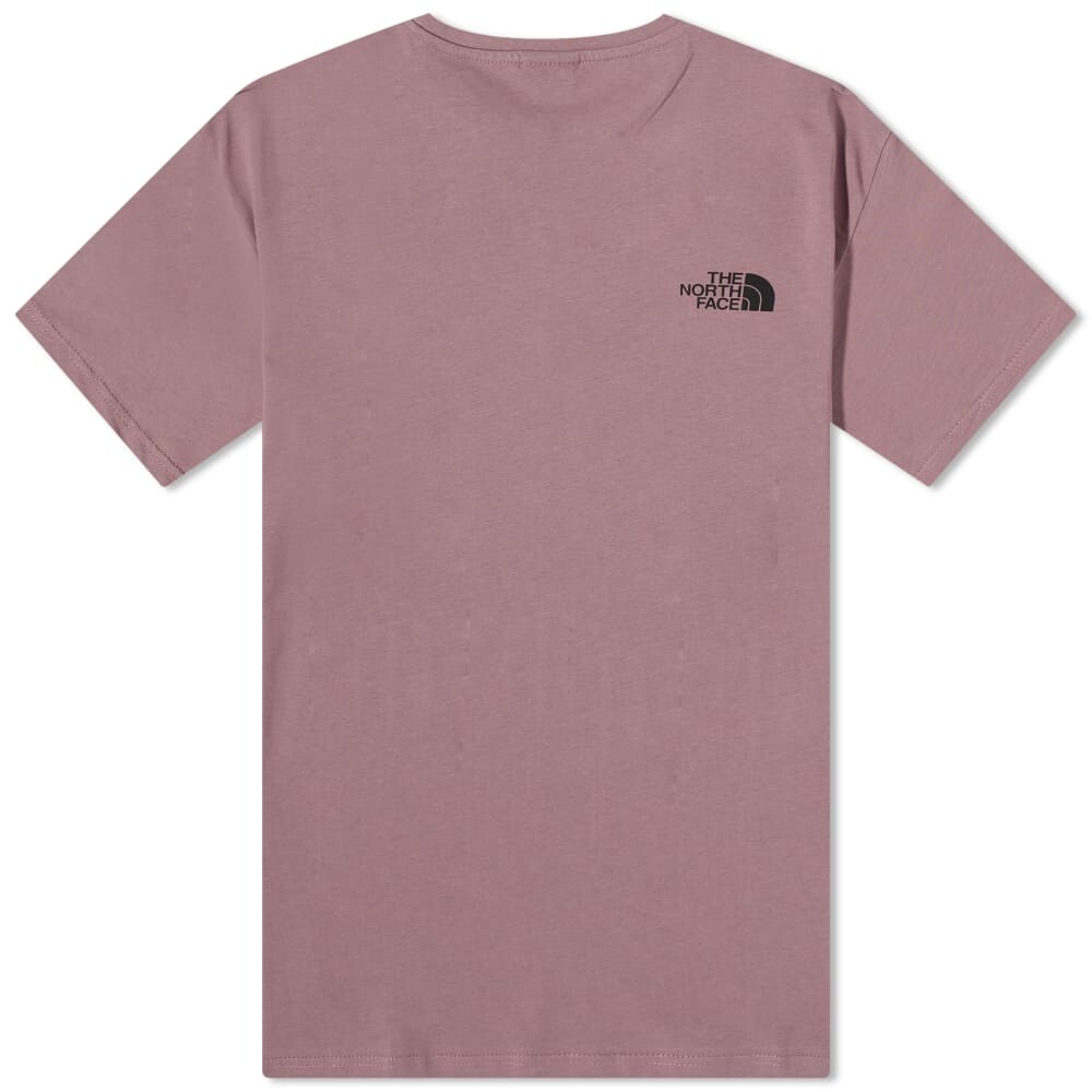 

Простая футболка The North Face с куполом