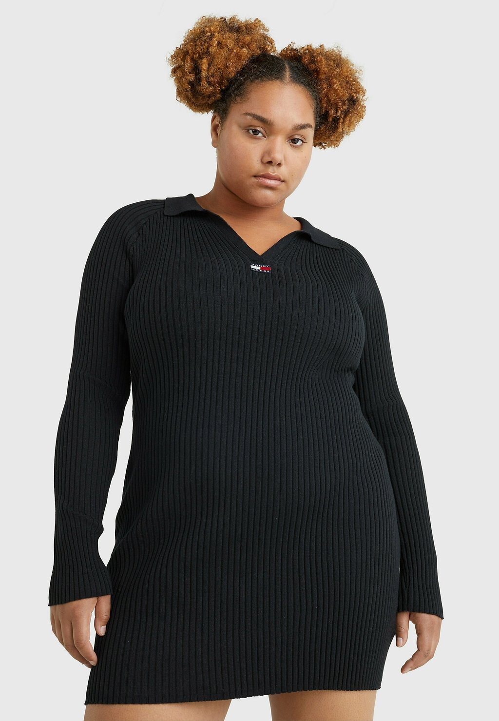 

Платье-футляр Tommy Jeans Curve CURVE BADGE, черный