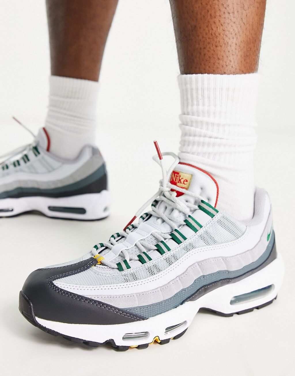 

Кроссовки Nike Air Max 95 Essential в платиновом и зеленом цветах