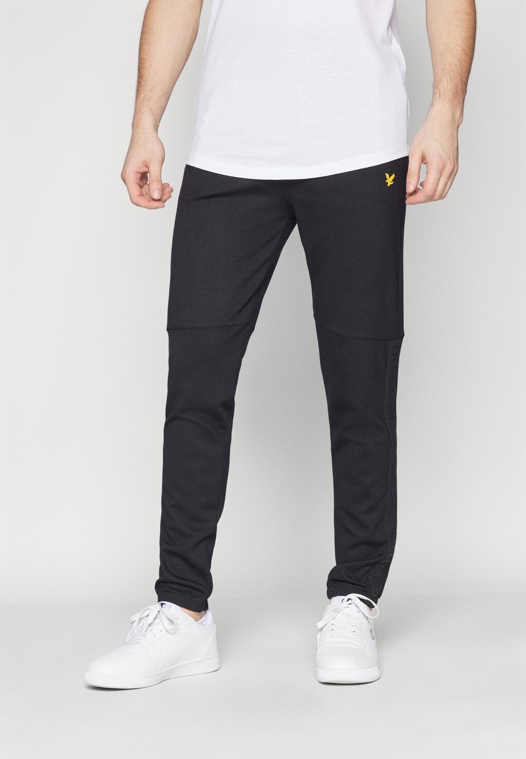 

Спортивные штаны POCKET BRANDED TRACKIES Lyle & Scott, цвет jet black