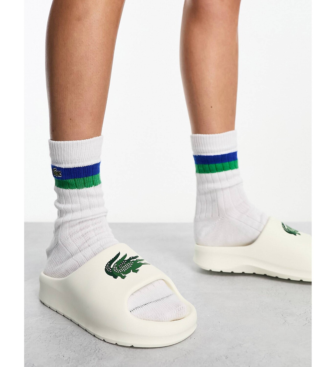 

Белые шлепанцы Lacoste Serve 2.0