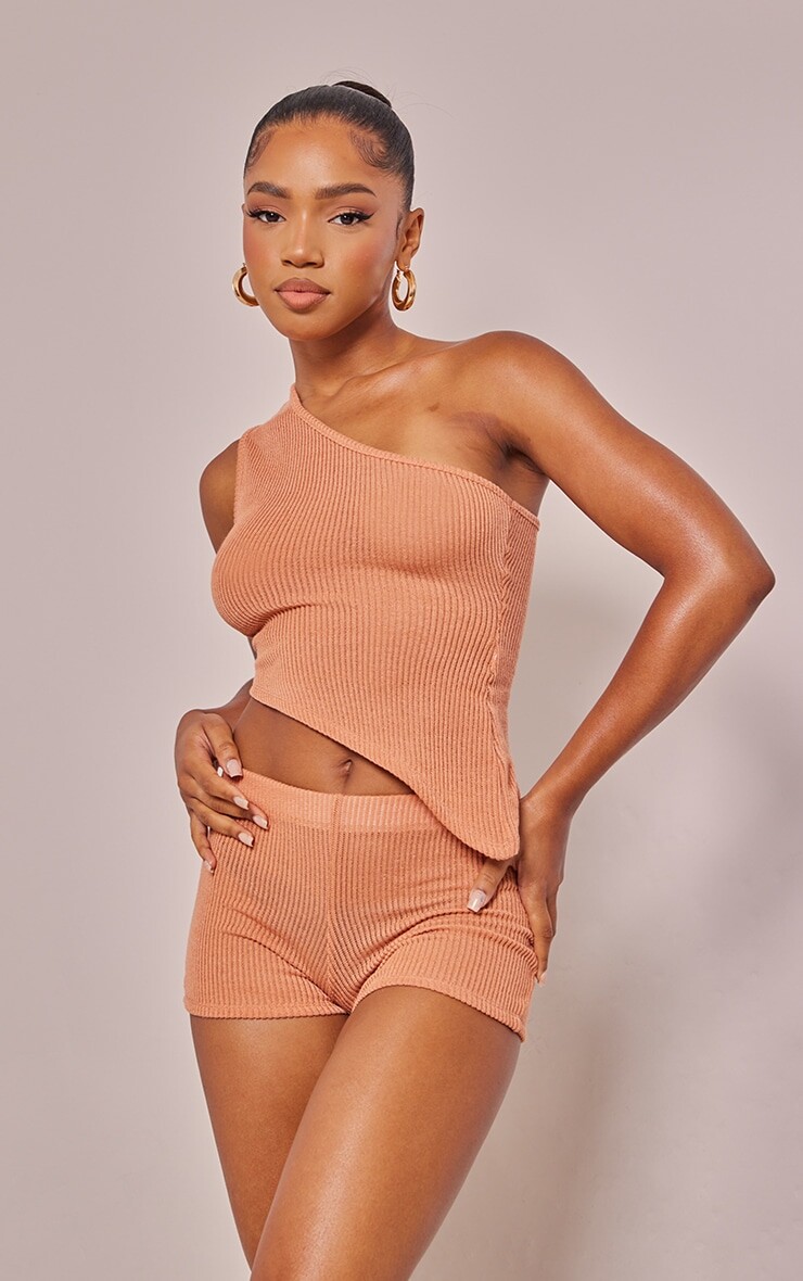 

PrettyLittleThing Прозрачный асимметричный топ на одно плечо в рубчик из мягкой глины