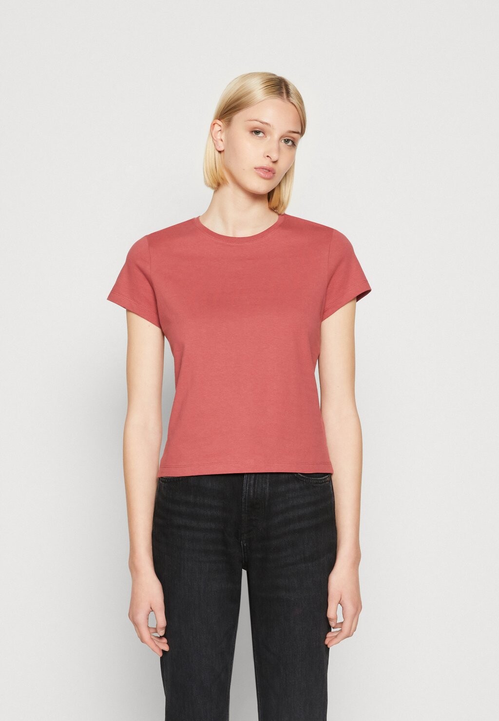 

Базовая футболка Cotton On