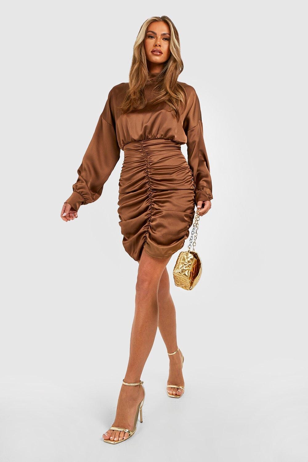 

Атласное мини-платье с высоким воротом и со сборками Boohoo, шоколадный