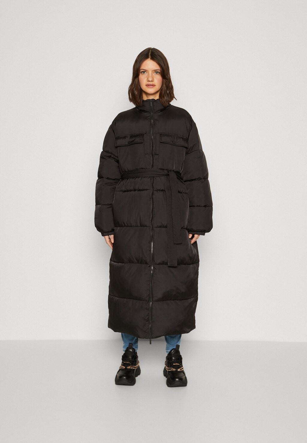 

Зимнее пальто LONG LINE BELTED PUFFER Good American, черный