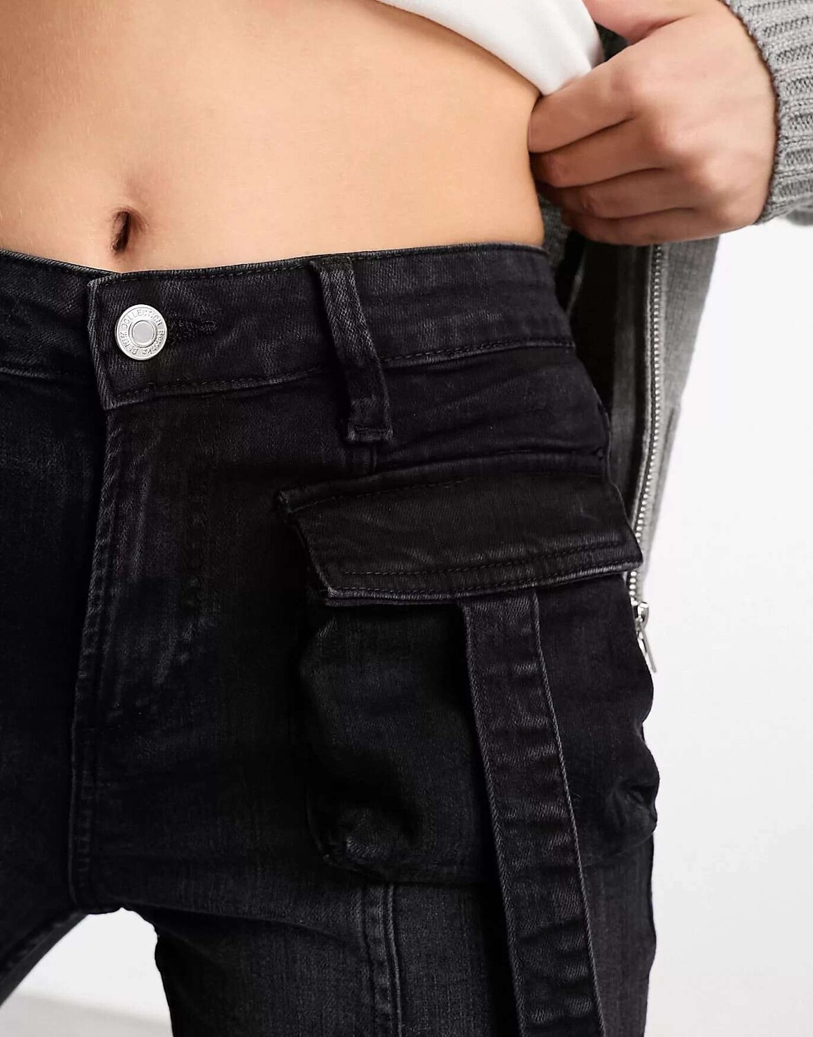 

Черные джинсы карго Bershka