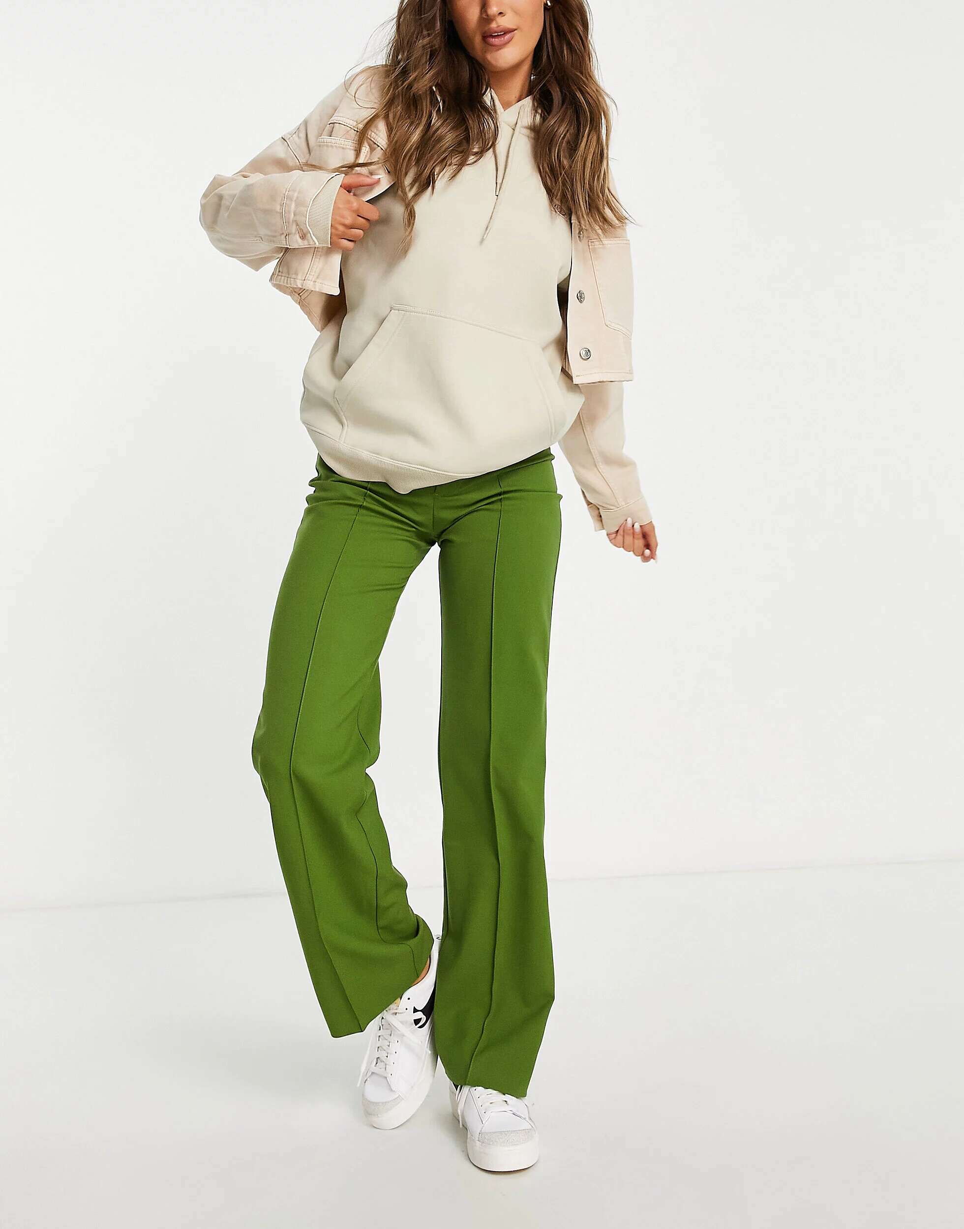 Зеленые строгие брюки прямого кроя с завышенной талией и передним швом Pull&Bear цена и фото