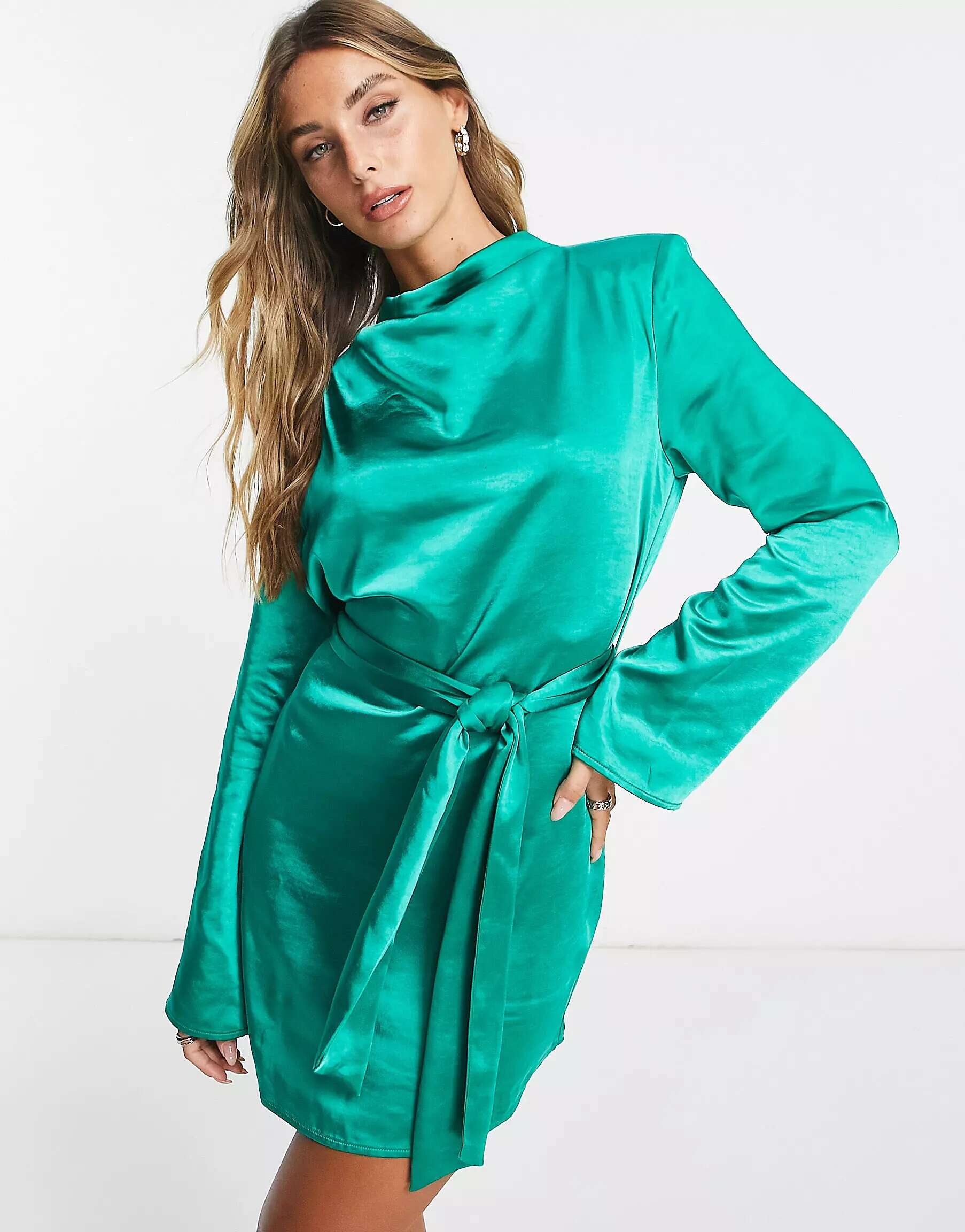 цена Изумрудно-зеленое атласное мини-платье с завязкой на талии Pretty Lavish Jayda