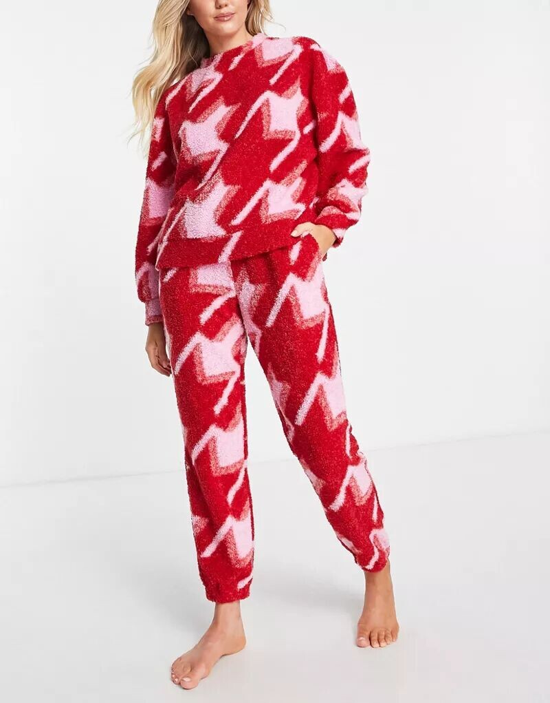 

Розовый и красный комплект для бега трусцой и спортивными штанами ASOS Lounge Dogtooth Borg