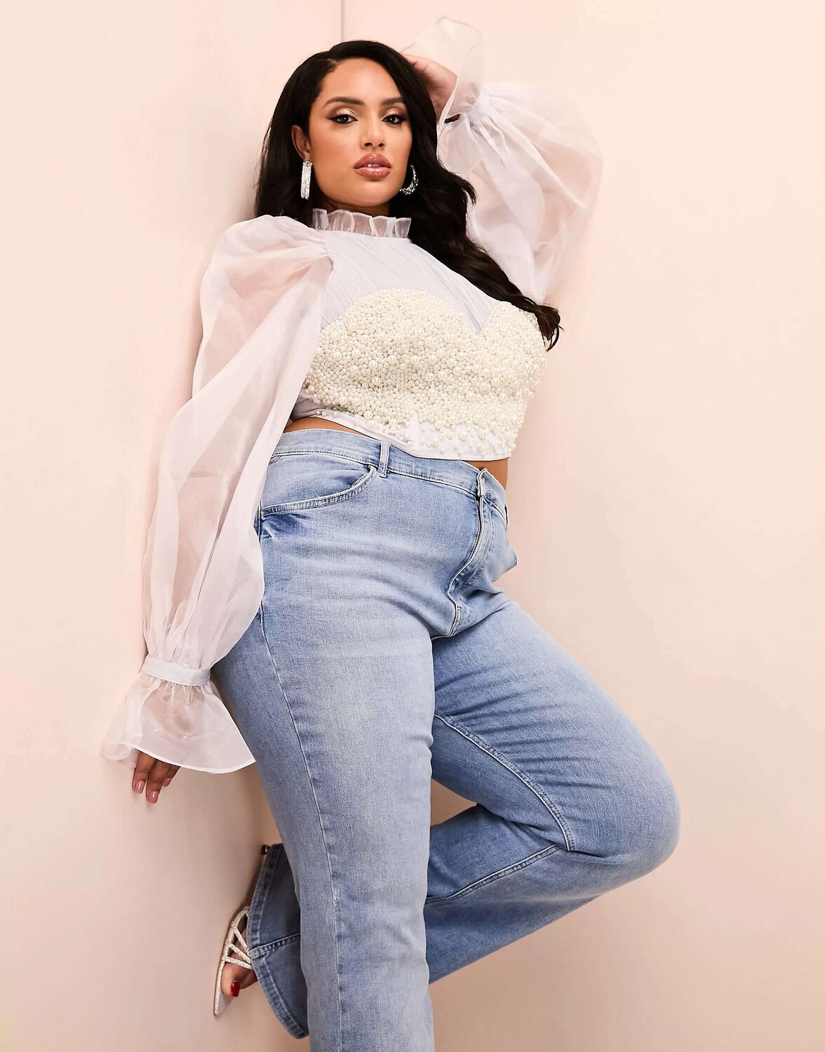

Светло-серый топ со сборками и жемчугом ASOS LUXE Curve