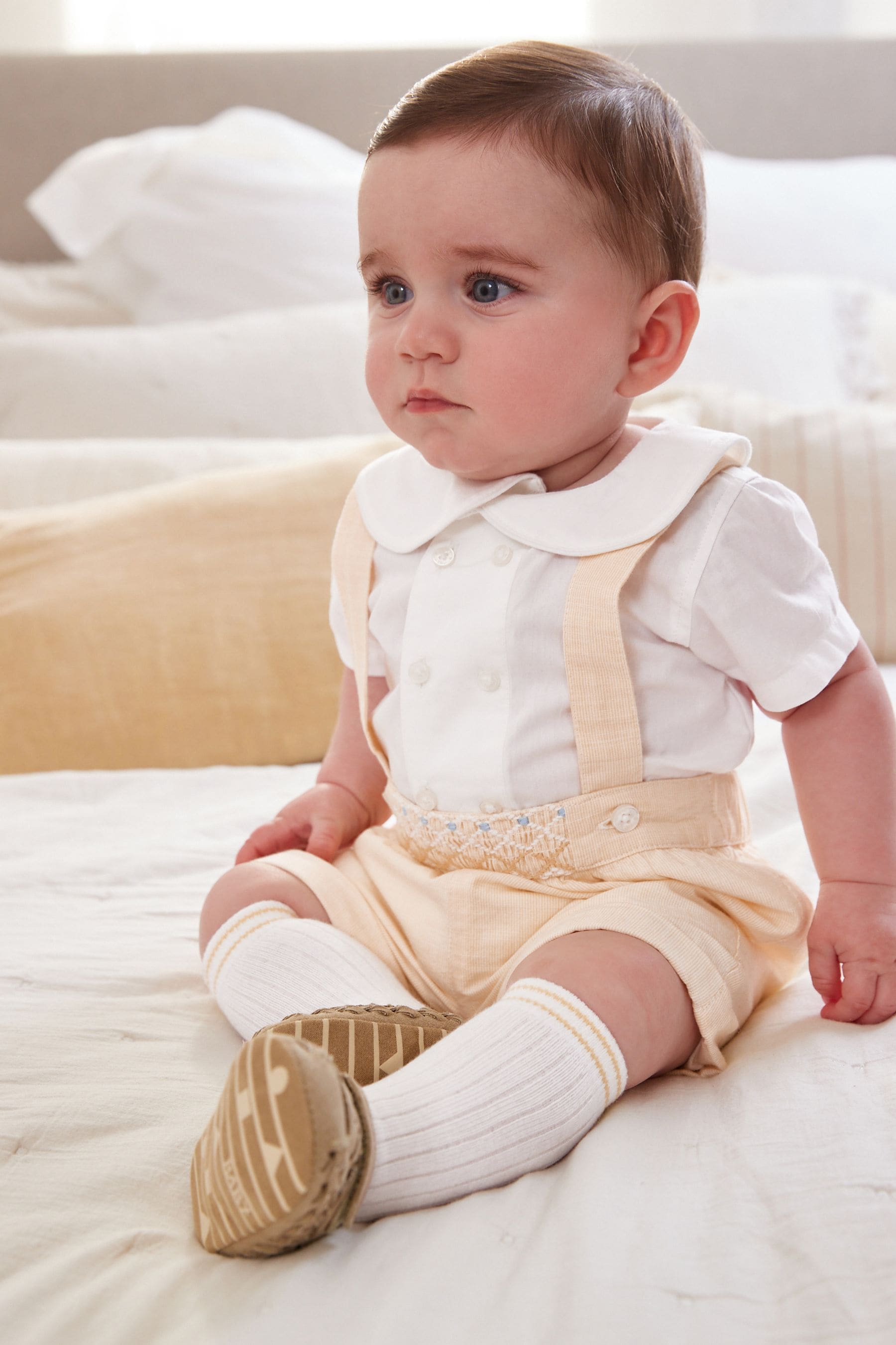 Элегантный детский комплект из трех предметов рубашка шорты и носки Next, желтый цена и фото