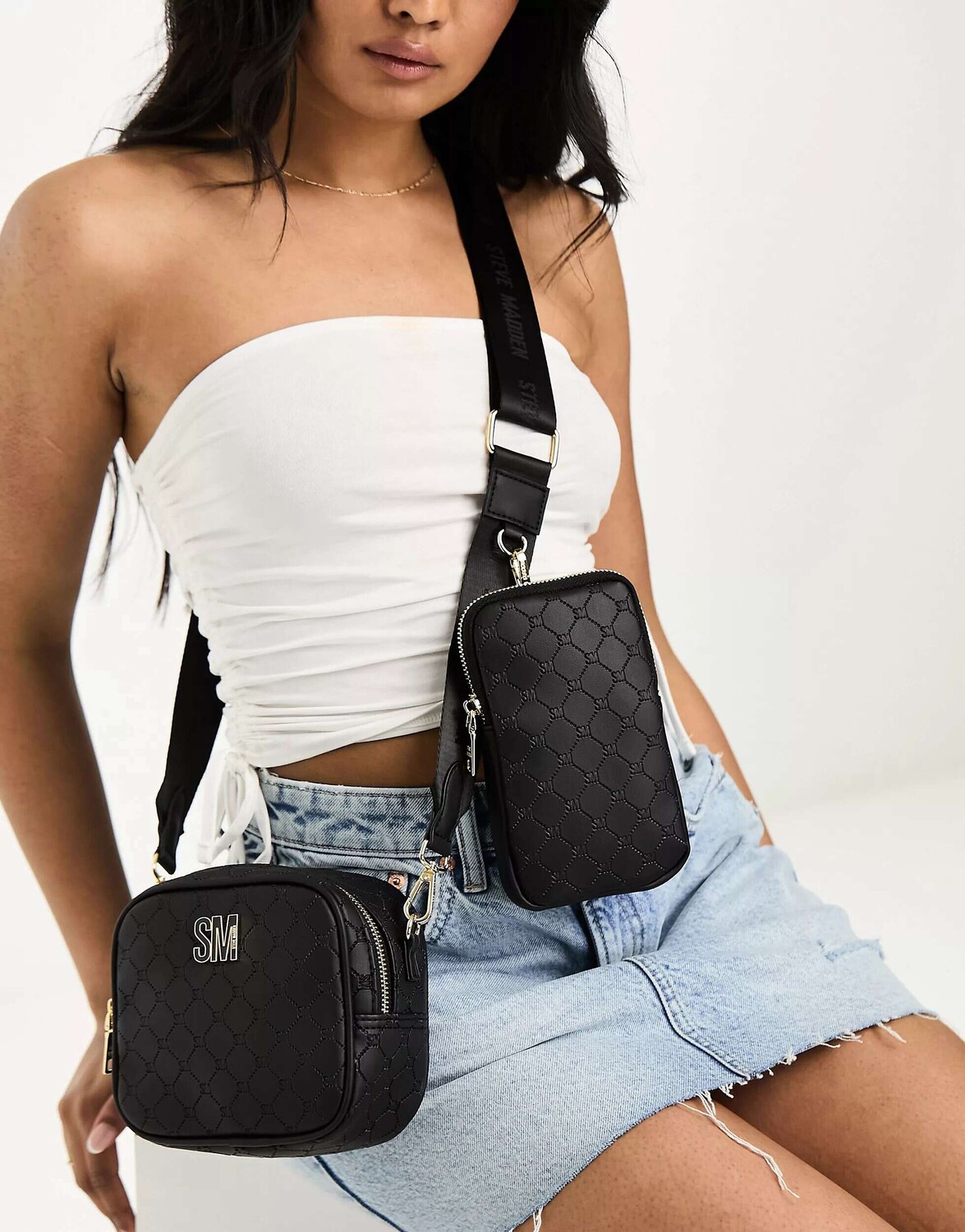 

Черная сумка через плечо для фотоаппарата с монограммой Steve Madden