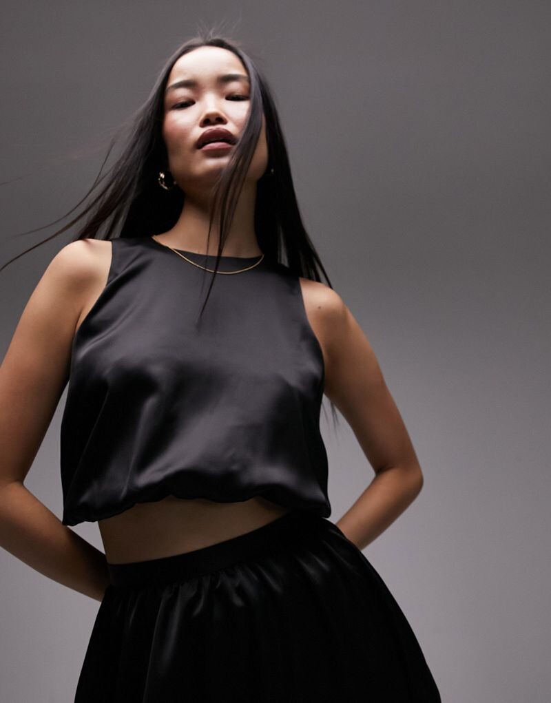 

Topshop – черный топ с воздушным шаром в тон