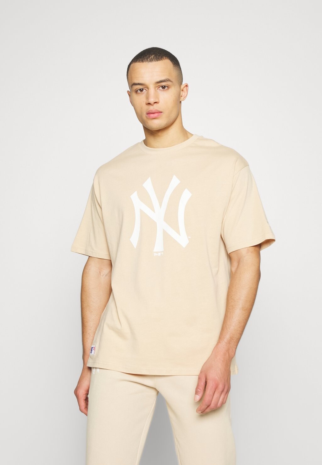 

Футболка с принтом MLB NEW YORK YANKEES LEAGUE ESSENTIALS New Era, цвет beige