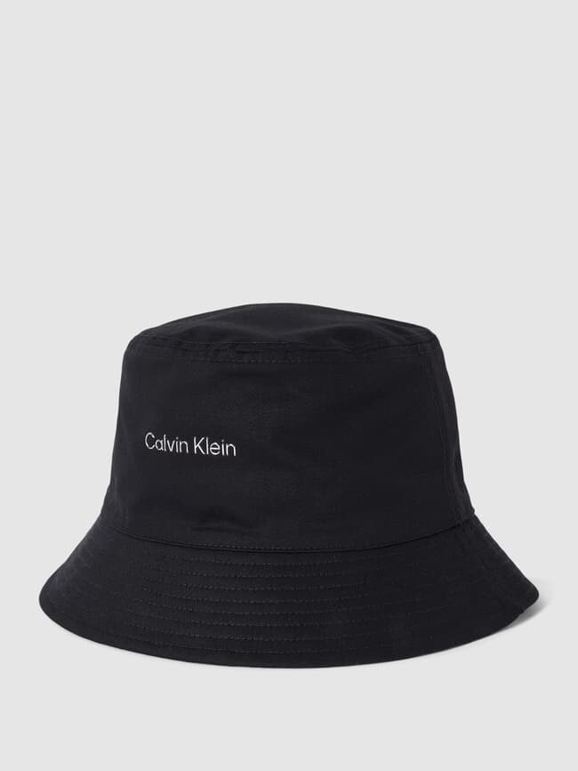 

Панама с этикеткой Calvin Klein, молочный