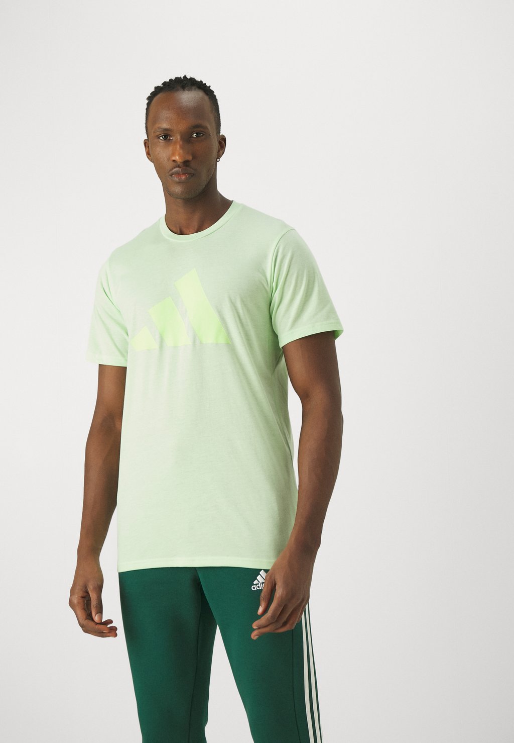 цена Спортивная футболка Logo Adidas, цвет semi green spark/green spark