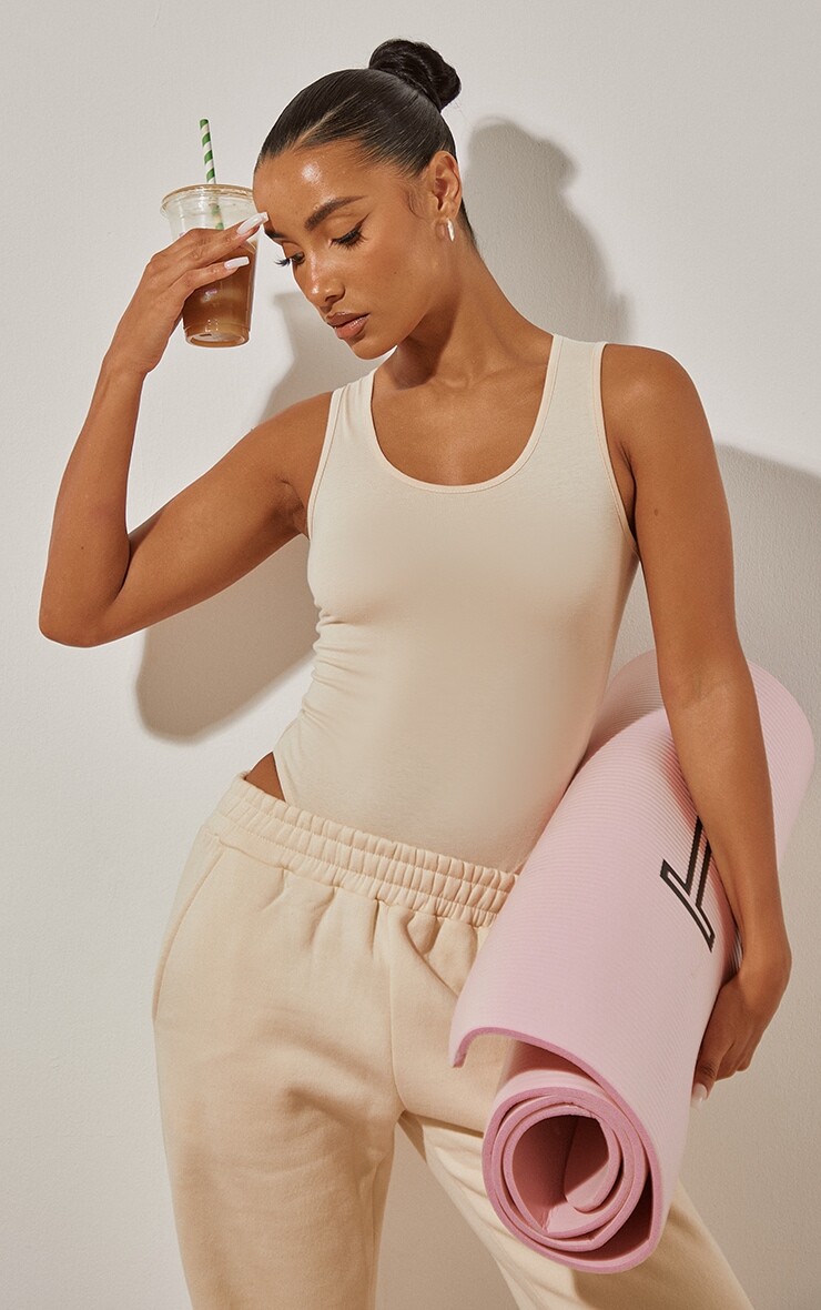 

PrettyLittleThing Бежевое хлопковое базовое боди с овальным вырезом