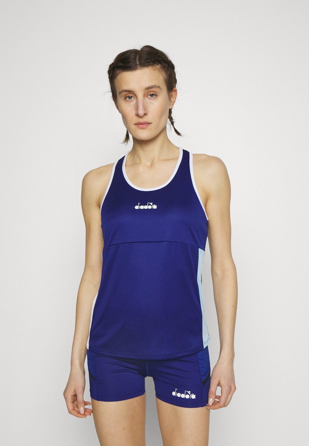 

Топ Diadora