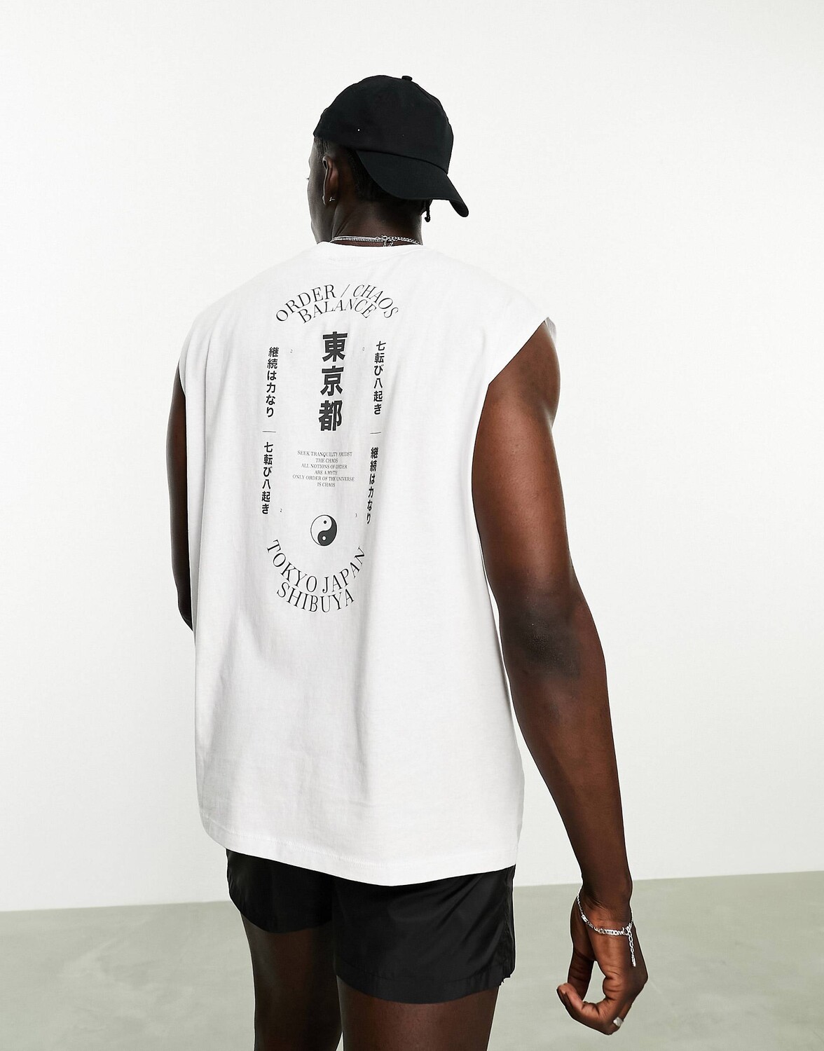

Белый свободный жилет с сувенирным принтом на спине ASOS DESIGN