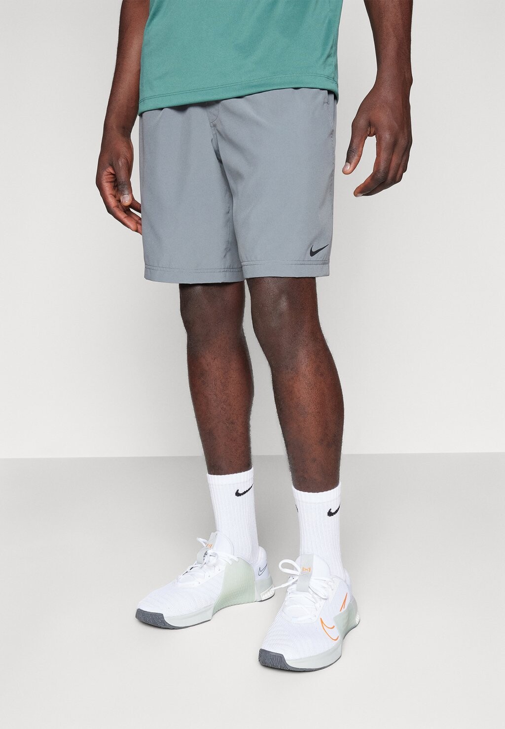 

Спортивные шорты FORM SHORT Nike, цвет smoke grey/black