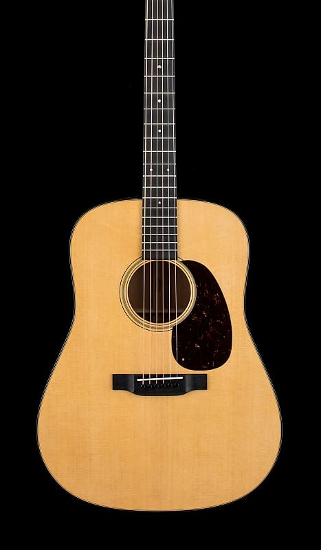 

Martin D-18 #00552 с заводской гарантией и чехлом!