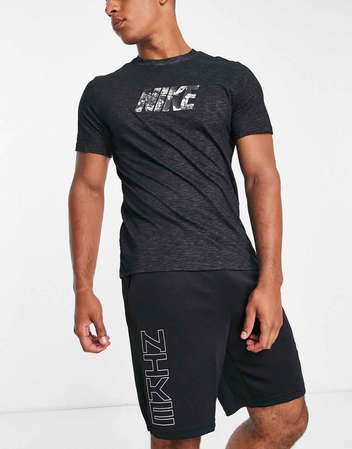 

Черная футболка с абстрактным логотипом Nike Training
