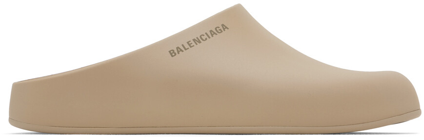 

Бежевые закрытые шлепанцы у бассейна Balenciaga